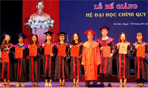 407 sinh viên và phụ huynh tham gia lễ bế giảng Đại học - Khóa 9