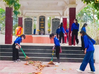 Sinh viên tình nguyện khoa Quản lý kinh doanh phát huy nét đẹp “uống nước nhớ nguồn”